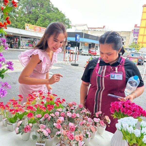 แจกกุหลาบ วันวาเลนไทน์ ที่ตลาดอมร